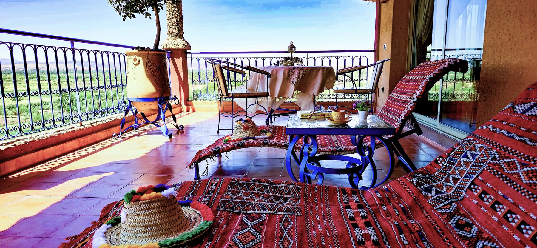 Terrasse d'une suite, vue sur l'Atlas