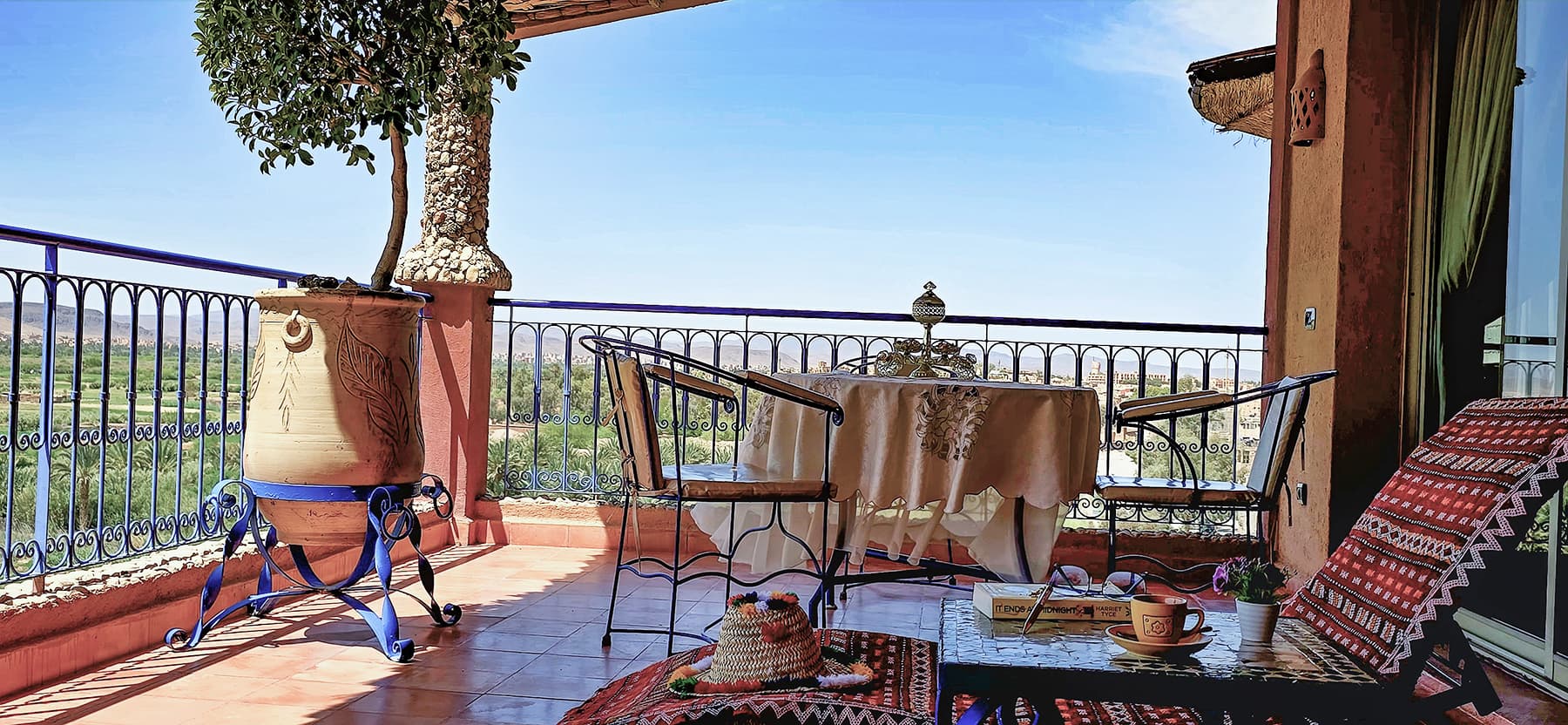 Terrasse de la Suite Tazaroute — vue panoramique sur l'Atlas